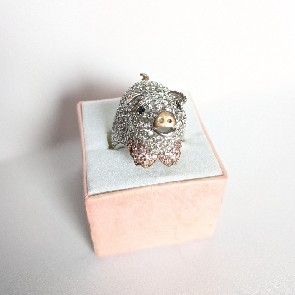 Ring in the shape of a pig